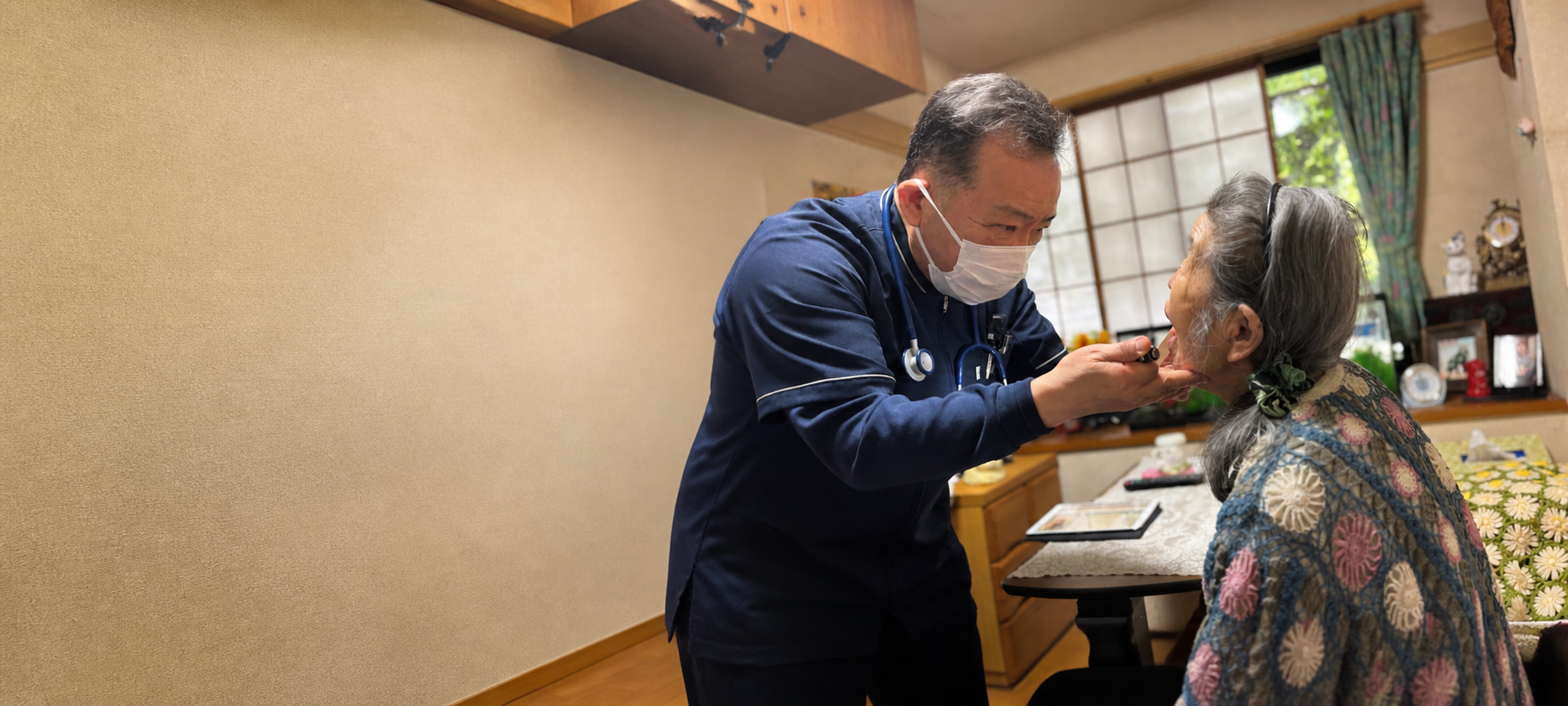 ご自宅で診療する医師と患者さん